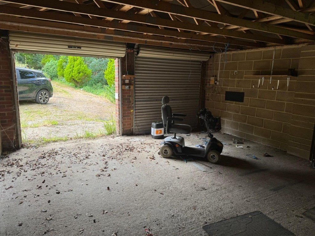 Lot: 140 - CHALET BUNGALOW ON ONE ACRE PLOT IN SEMI-RURAL LOCATION - Inside of garage